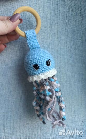 Вязаная игрушка погремушка медуза (осьминог)