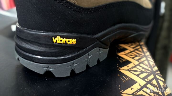 Трекинговые ботинки