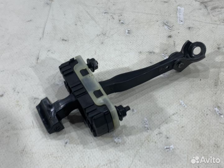 Ограничитель двери задний левый KIA K5 DL3