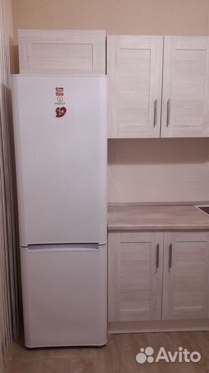 Холодильник Indesit.Высота 185 см