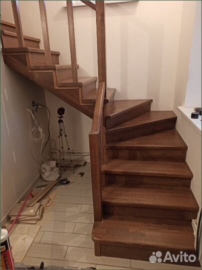 Деревянная лестница на второй этаж