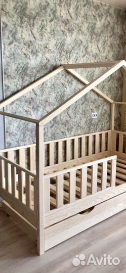 Кровать домик из массива сосны
