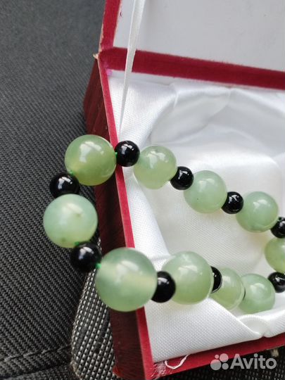 Браслет нефритовый