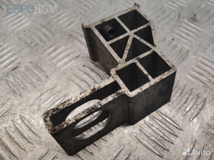 Крепление / кронштейн радиатора mercedes W253 нижн