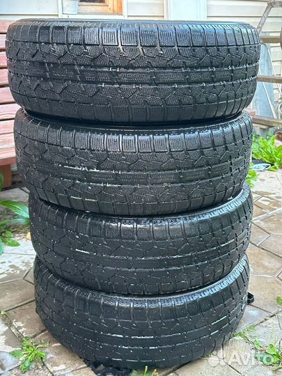 Toyo Observe Garit GIZ 215/60 R16 95Q