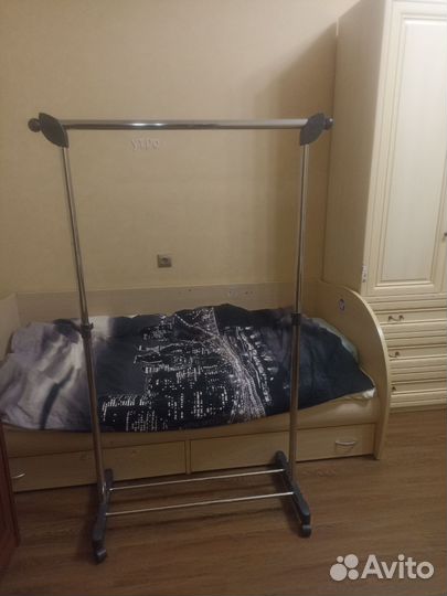 Стойка для одежды на колесиках