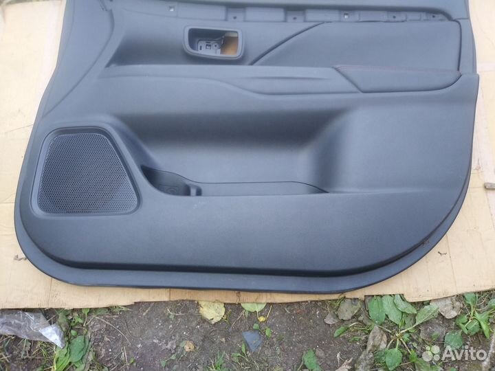 Обшивка передней пр. двери Mitsubishi Outlander 3