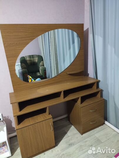 Трюмо с зеркалом