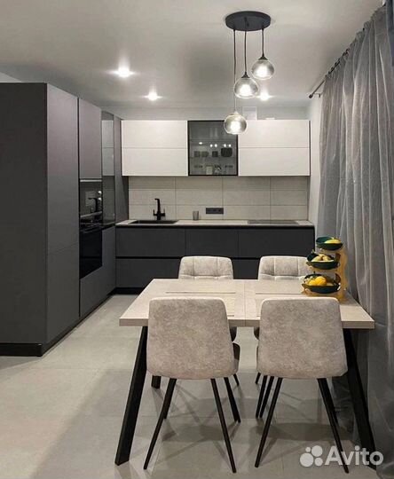 Угловая кухня до потолка с рассрочкой