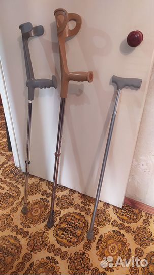 Костыли и клюшка