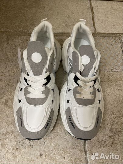 Кроссовки женские