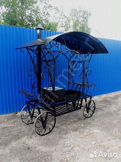 Мангал с крышей карета