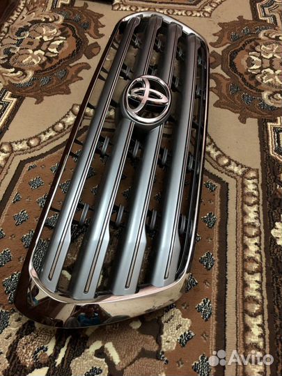 Решетка радиатора Toyota Land Cruiser 200