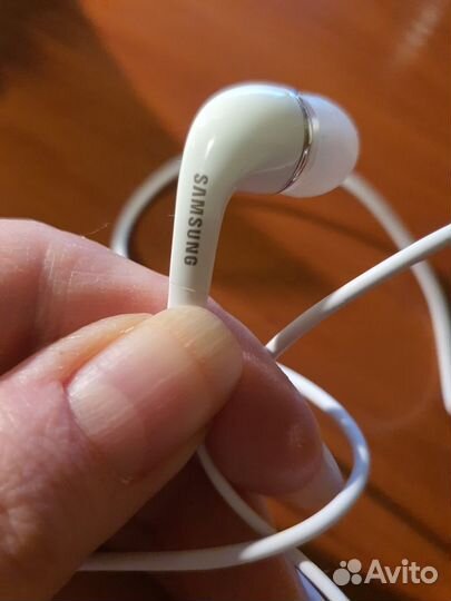 Продам наушники новые samsung c микрофоном