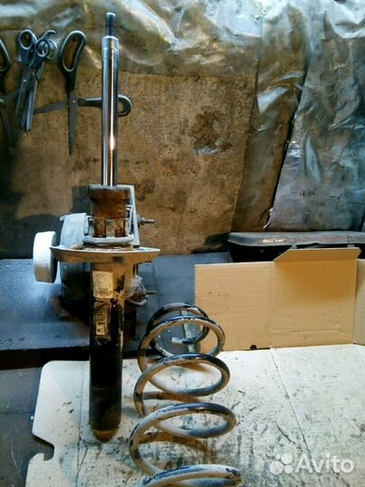 Амортизатор передний левый scoda A5