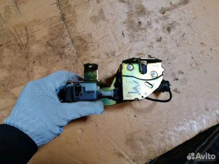 Замок стекла багажника Porsche Cayenne 955