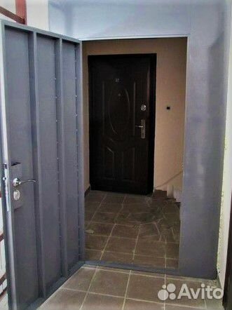 Тамбурная перегородка входная дверь