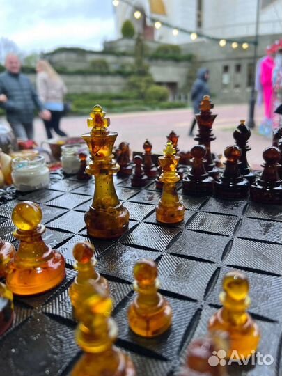 Большие шахматные фигуры с янтарём