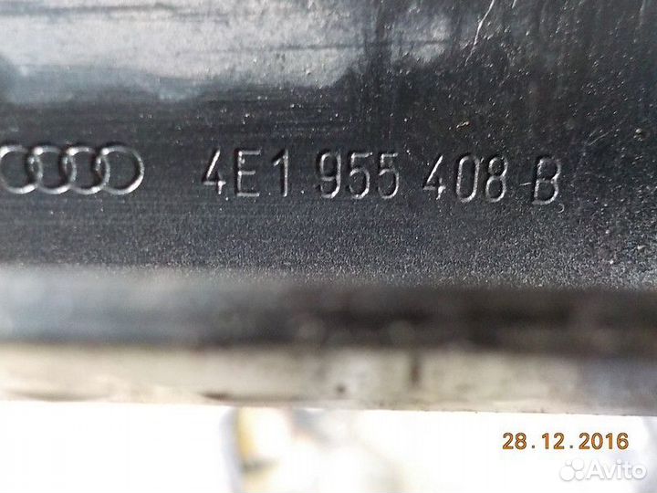 Поводок стеклоочистителя передний правый Audi S8