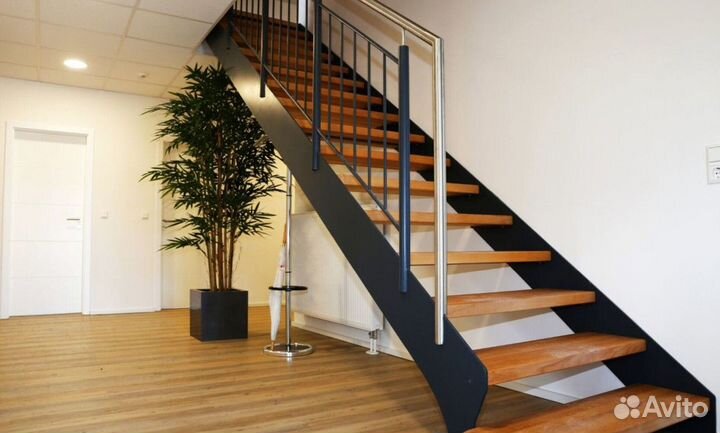 Облицовка лестничного металлокаркаса деревом