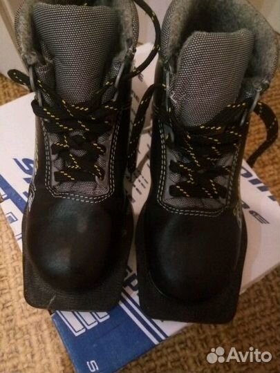 Лыжные ботинки р.32