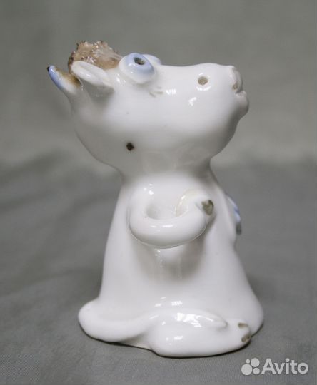 Статуэтка Корова с цветком, керамика, высота 8,5 с