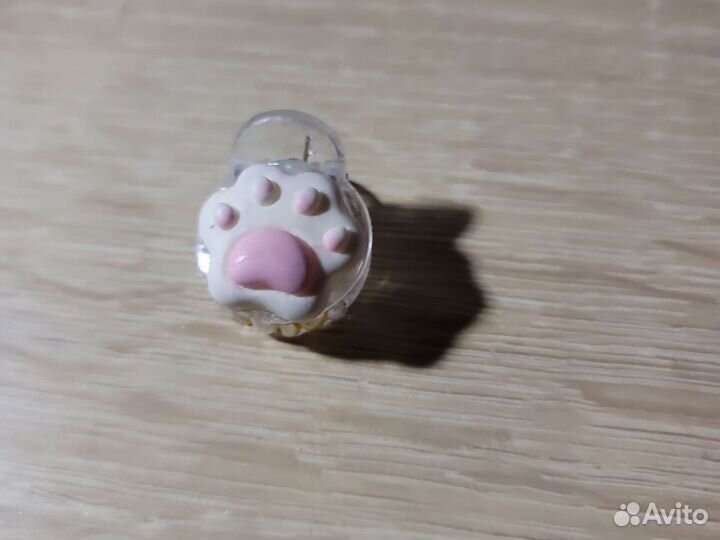 Заколка в виде лапки