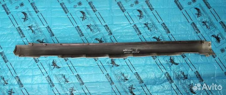 Накладка порога Авенсис левая серебро 2003-2008