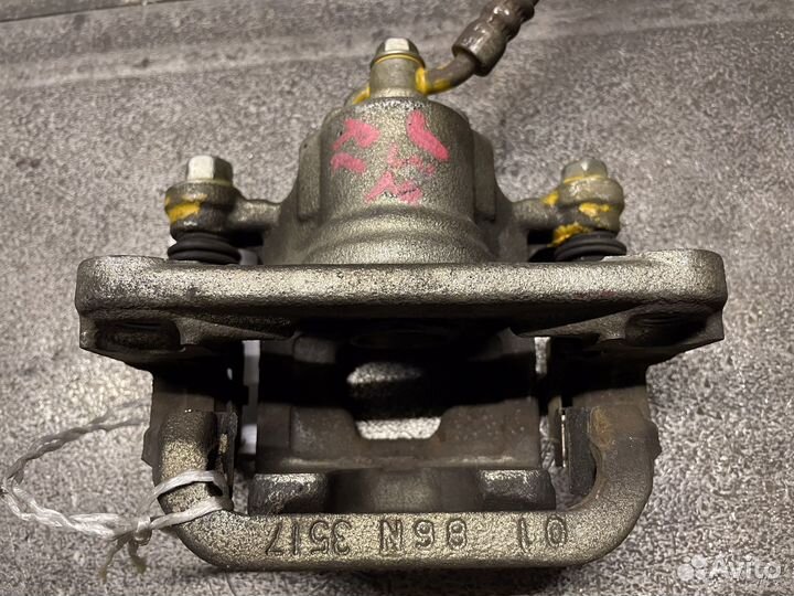 Задний левый суппорт Nissan Teana J32