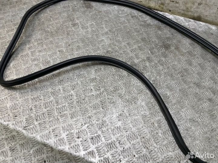 Уплотнитель двери багажника Nissan Qashqai J10