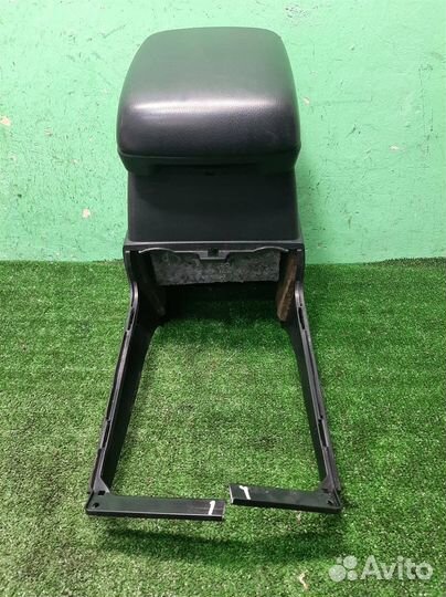 Консоль центральная с подлокотником Suzuki Grand