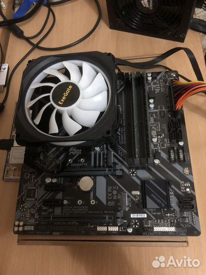 Материнская плата с процессором и памятью