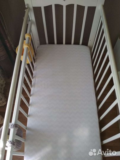 Детская кроватка с маятником