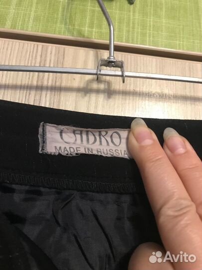 Чёрная юбка-карандаш ниже колена