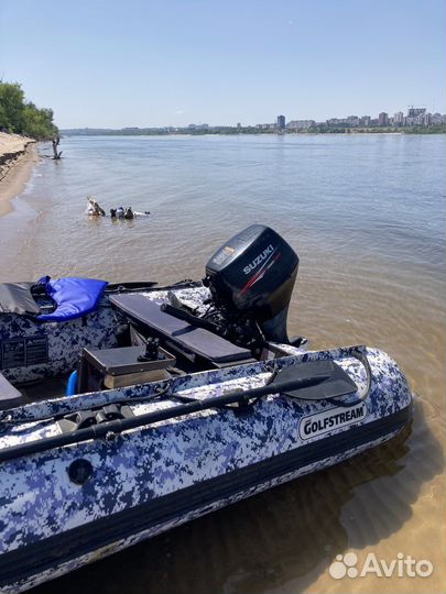 Лодка с мотором и прицепом