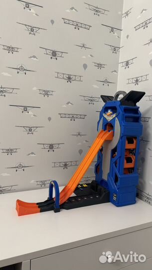 Трек Hot Wheels City Mega Garage FTB68