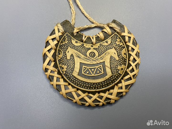 Подвеска берестяная с лошадьми стиль Древняя Русь