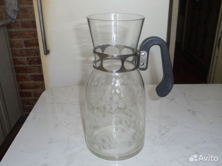 Кувшин б/у из толстого стекла с рисунком