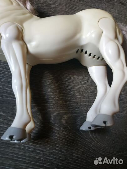 Белая лошадка, пластик