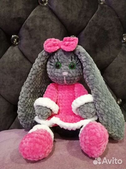Вязаная игрушка Зайка амигуруми