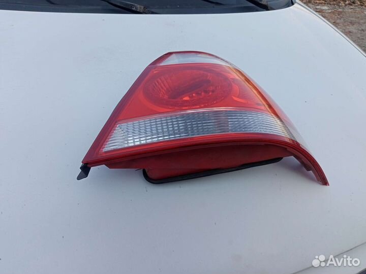 Задний правый фонарь на Nissan Almera Classic B10