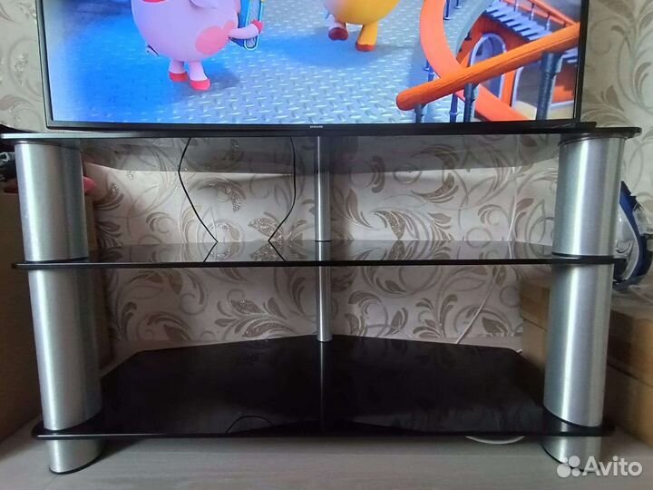 Стеклянная тумба под тв