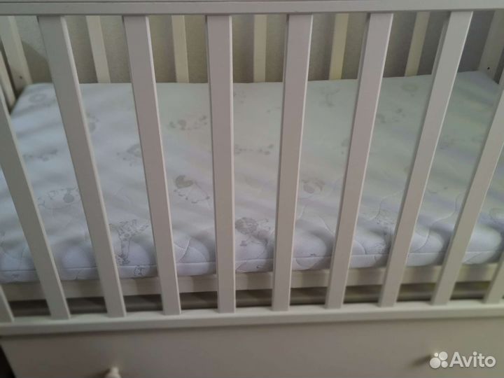 Детская кроватка с маятником