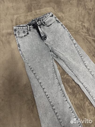 Джинсы клеши с разрезами 42