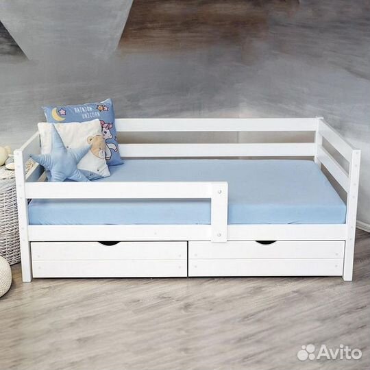 Кроватка из массива для малыша софа с бортиком