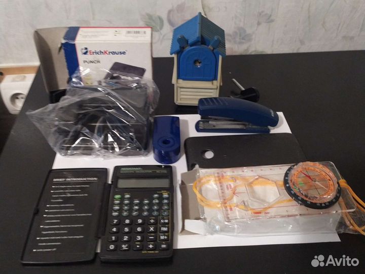 Компас, подставка для книг, дырокол, калькулятор
