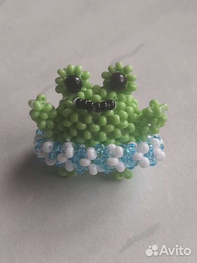 Жабка в надувном круге из бисера амигуруми