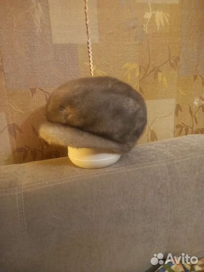 Зимняя меховая шапка с козырьком