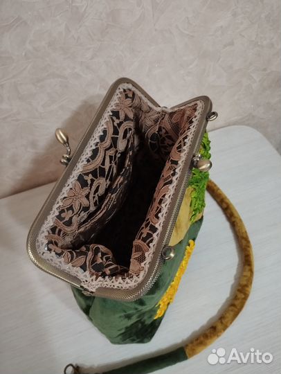 Сумка женская с вышивкой и фермуаром