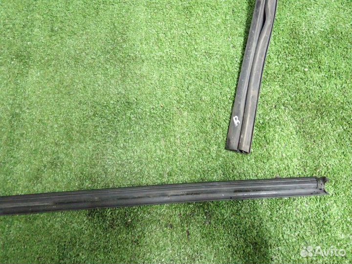 Уплотнитель стекла двери передний правый Audi A1